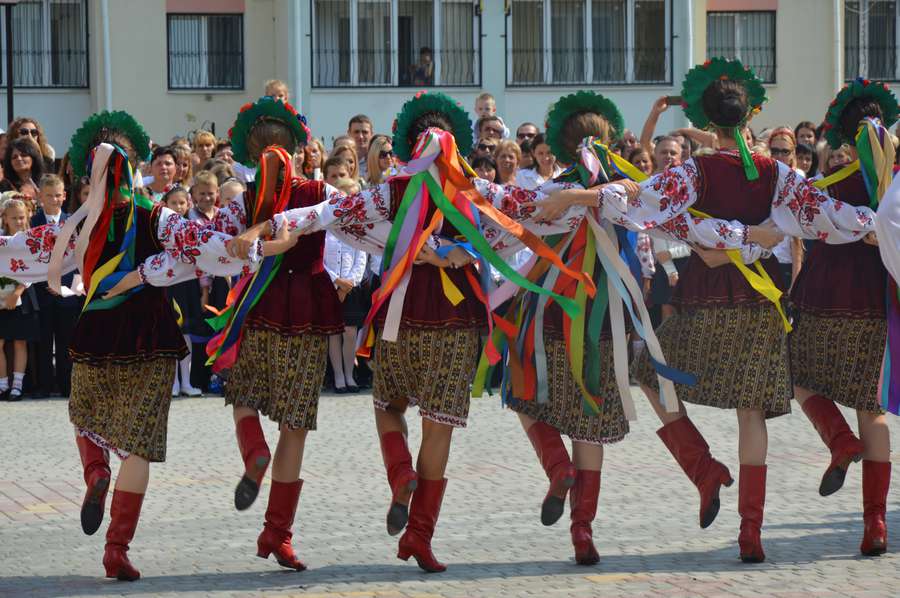 Кульки, танці та перший урок: у Луцьку відкрили школу № 27 (ФОТО)