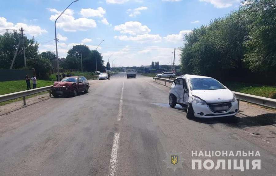 Постраждали троє людей: у Луцьку на Окружній BMW протаранив Peugeot (фото, відео)