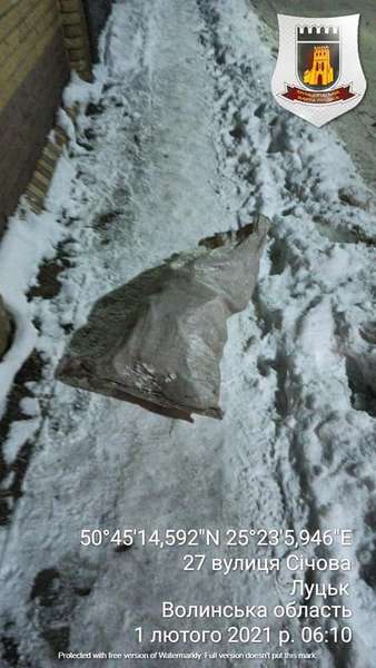 Кинув сміття біля сусідів: лучанину «світить» штраф (фото)
