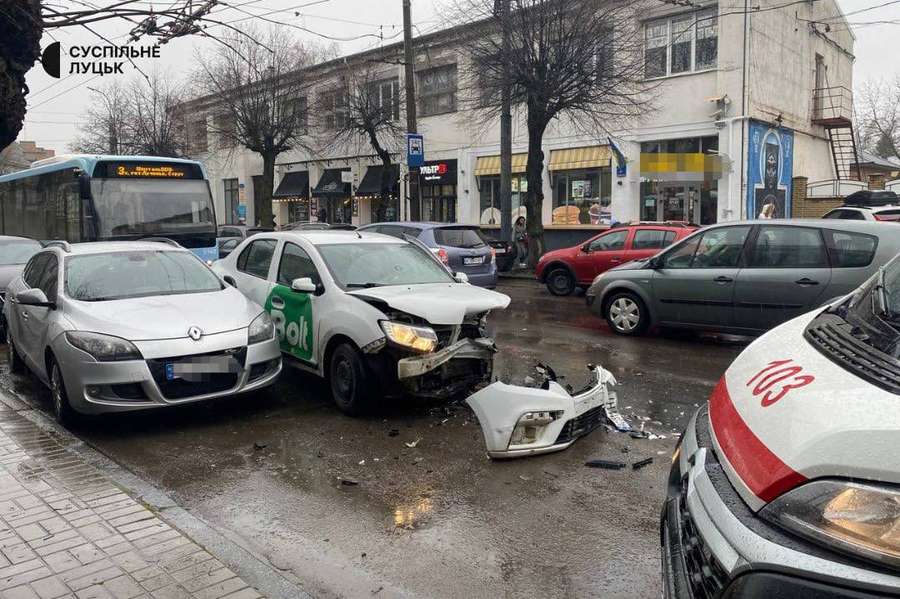 Центр Луцька паралізувала аварія за участю таксі (оновлено, відео)