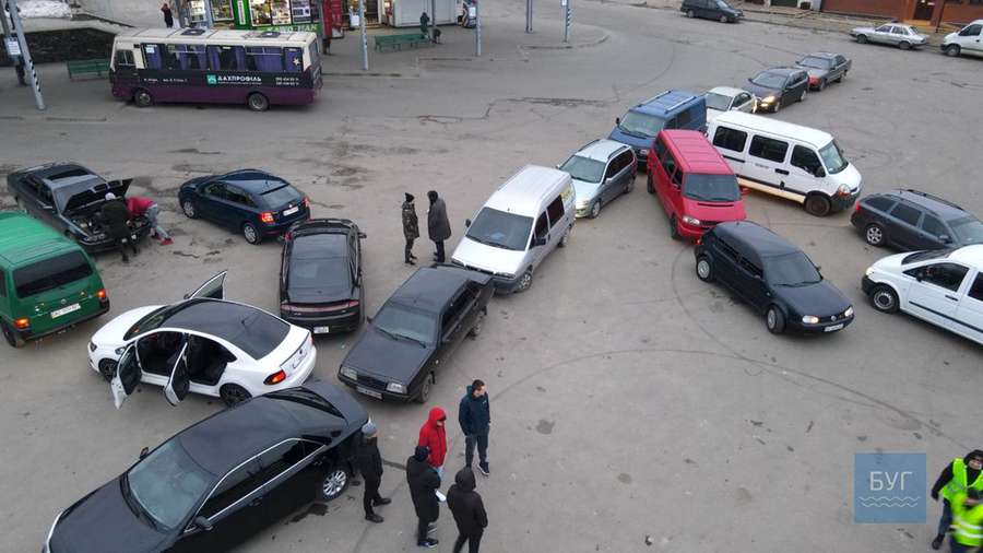 У Володимирі автомобілісти разом з патрульними створили квітку з автомобілів