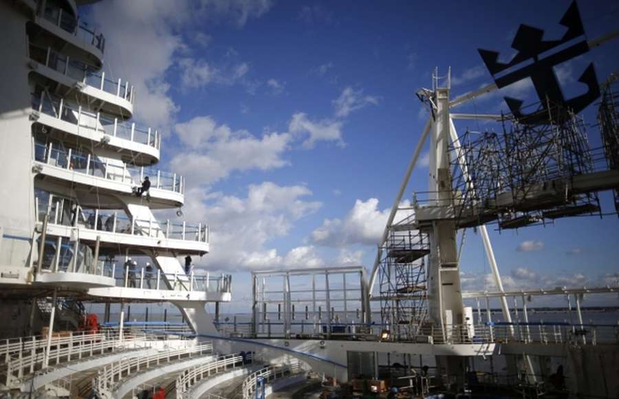 У Франції випробовують найбільший у світі круїзний лайнер, 70-метрової висоти