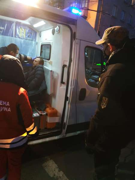 У центрі Луцька рятували чоловіка, що лежав без свідомості (фото)