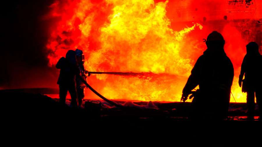 Пожежу на нафтобазі у Львові загасили тільки сьогодні зранку (фото)