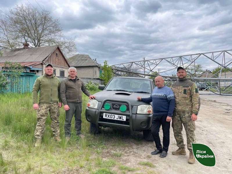 Волинські лісівники з латвійськими партнерами передали ще чотири авто на передову (фото)