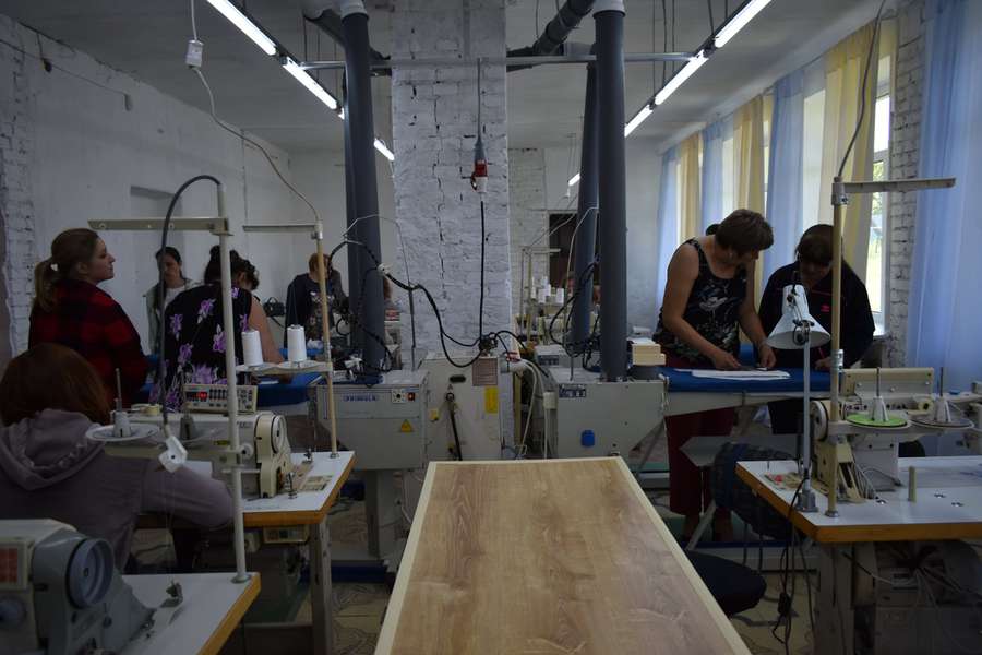 Шиють чоловічі сорочки: на Волинь переїхало швейне підприємство з Донеччини (фото, відео)