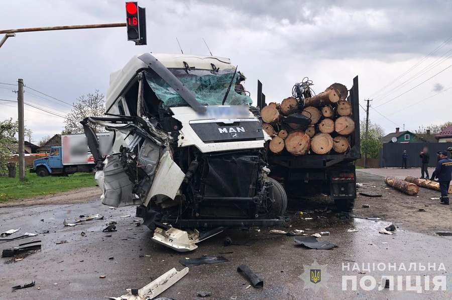 Кабіни розтрощило: у моторошній ДТП у Луцькому районі постраждали водії та 14-річний хлопець (фото)