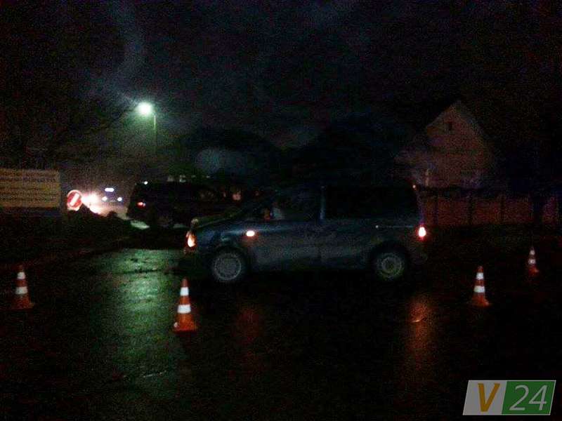 «П'яна» аварія в Луцьку: Mercedes влетів у Volkswagen і зніс стовп (фото) 