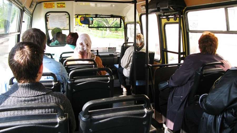 «Старшим потрібно поступатись місцем у громадському транспорті»