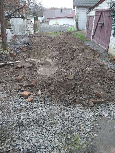 У старій частині Луцька прокладали каналізацію і знайшли старовинну цеглу (фото)