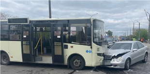 У Луцьку «мерс» протаранив автобус – є травмовані (фото)