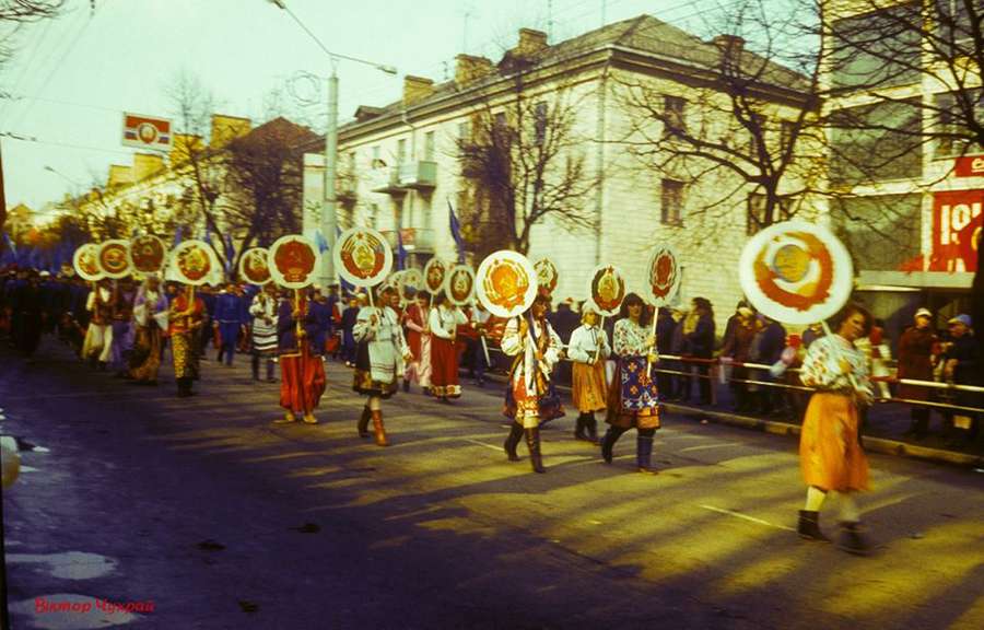 Жовтнева революція: опублікували архівні фото параду в Луцьку