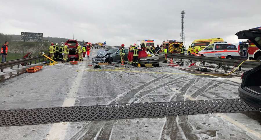 Масштабна ДТП у Німеччині: через град зіткнулися 50 автівок (фото)