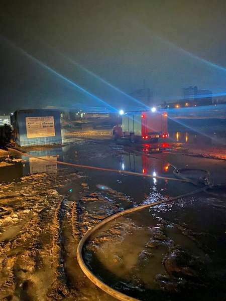 У передноворічну ніч в Нововолинську загорівся будівельний вагончик (фото, відео)