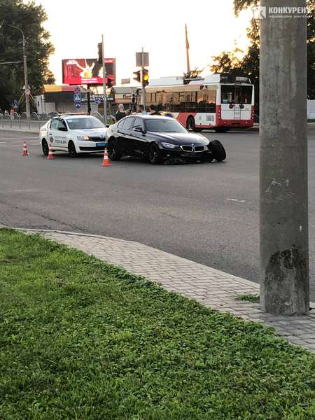 У «бехи» вилетіло колесо: у Луцьку біля «Там-Таму» стукнулись дві автівки (фото)