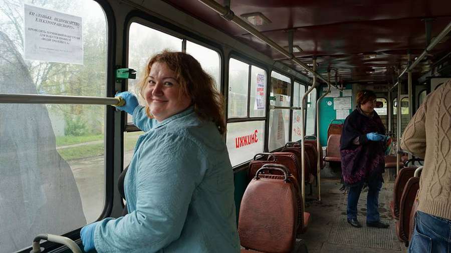 У Луцьку працівники ЛПЕ вимили тролейбуси (фото)