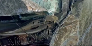 У Луцьку авто на швидкості влетіло у дерево: водій – в лікарні (відео)