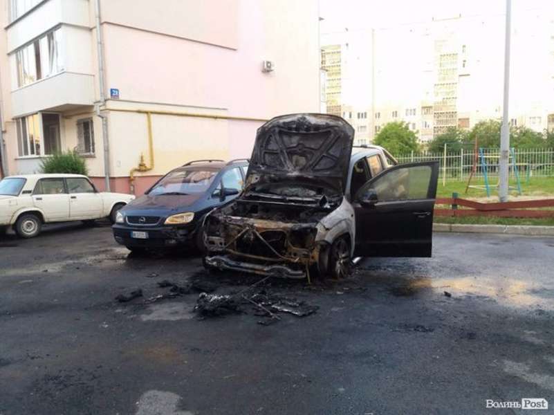 У Луцьку згоріла автівка нардепа (фото) 
