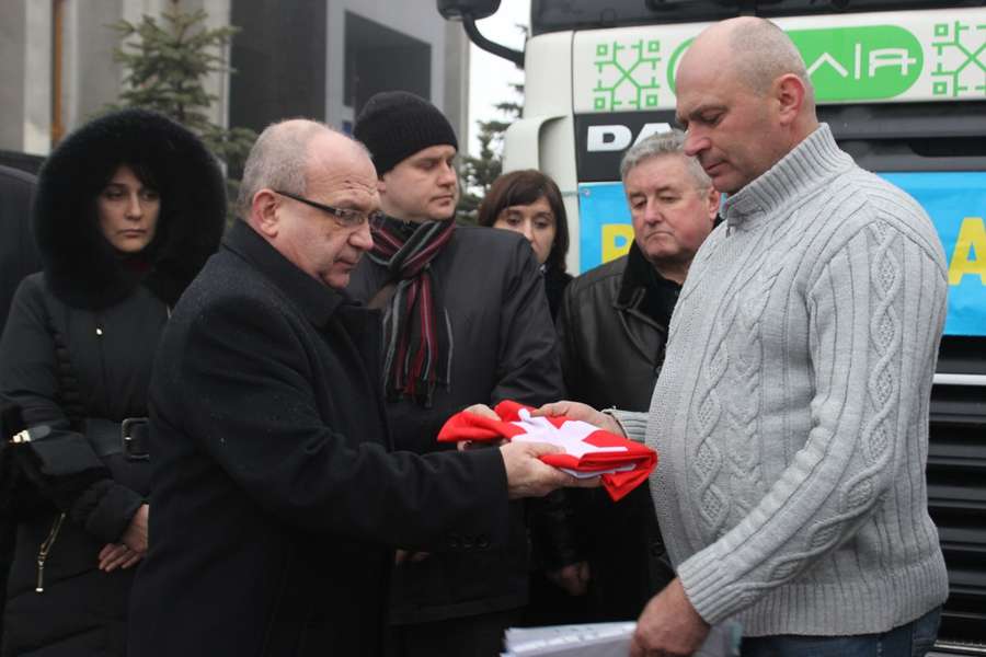 Голова ОДА Володимир Гунчик вручив водієві прапор Волині, щоб той передав його бійцям