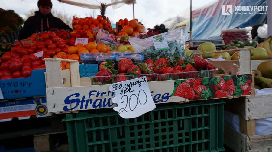 Яйця, олія і свинина: огляд актуальних цін на «варшавському» ринку (фото)