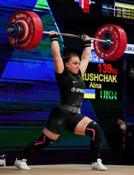Підняла майже 250 кг: українка здобула три «золота» на чемпіонаті світу (фото)