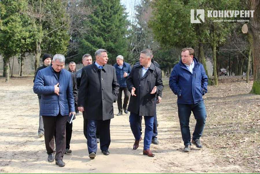 Микола Романюк прогулюється парком імені 900-річчя Луцька  із керівниками підприємств 