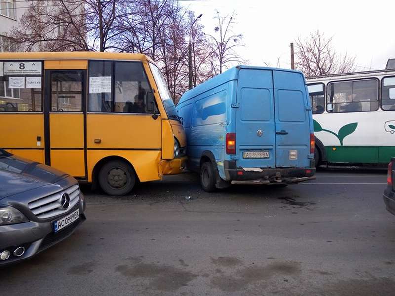 Аварія у Луцьку: не розминулися бус і маршрутка (фото)
