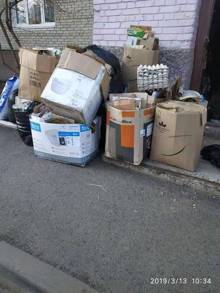 У Луцьку муніципали змусили поприбирати сміття біля багатоповерхівок