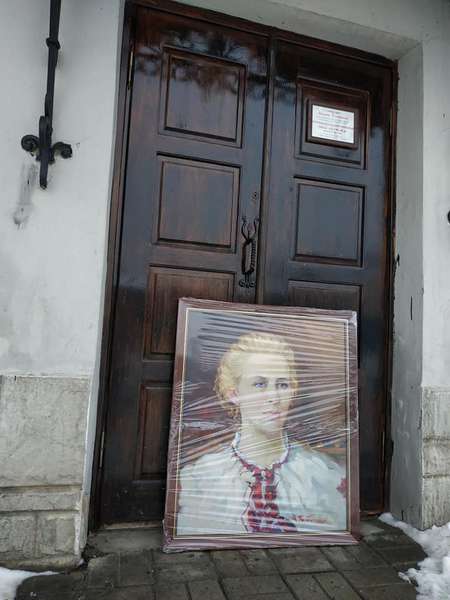 У Луцьку портрет Лесі Українки мандрує стежками, де ходила письменниця в дитинстві (фото)
