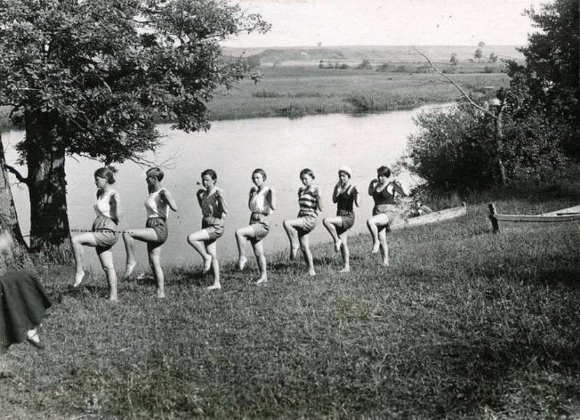 Ранкова гімнастика на березі р. Горинь, 1930-ті роки