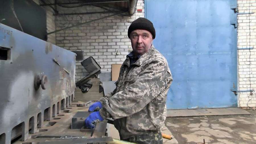 Волонтер Іван Вербецькій на верстаті гне металеві корпуси для пічки