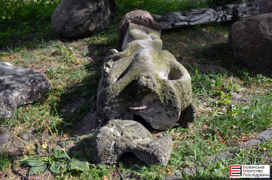 У центральному парку Луцька реставрують скульптури Голованя 