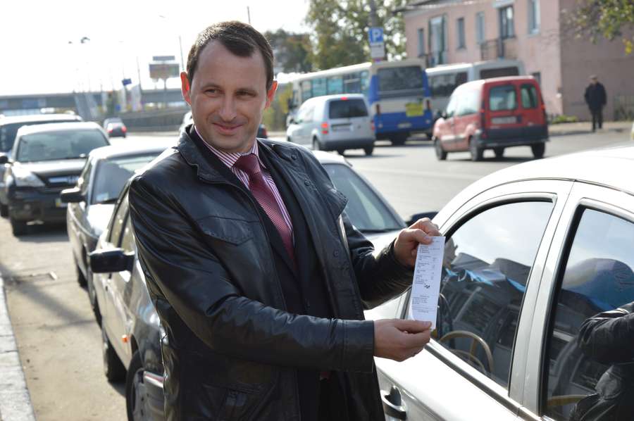 Заступник міського голови Сергій Григоренко також припаркувався на новій парковці><span class=