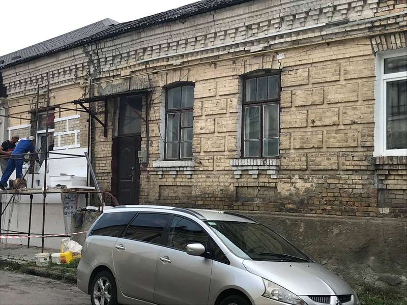 Будинок у старому Луцьку обшивають пінопластом (фото)