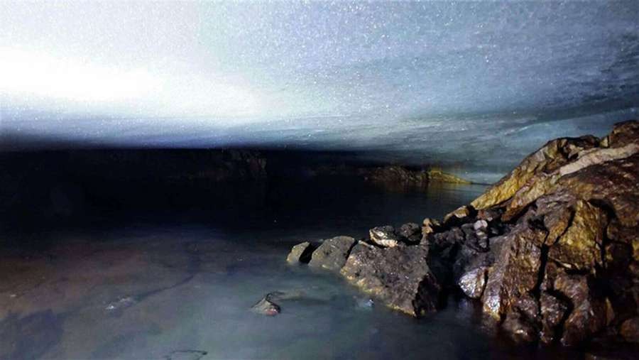 Українські полярники знайшли невідоме озеро під льодовиком (фото)