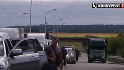 Довжелезні черги, ухилянти та заборона ввезення продуктів: що відбувається на кордоні з Польщею (відео)