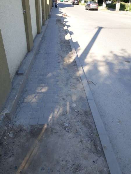 У Луцьку робітники зруйнували тротуар і залишили, як є (фото)