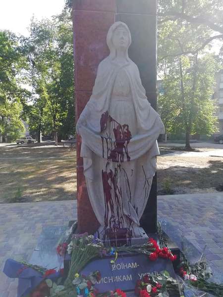 Біля Житомира невідомі облили фарбою пам'ятник захисникам України (фото)