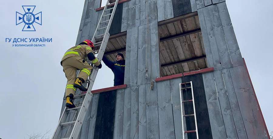 Волинські рятувальники вчили вогнеборців-добровольців гасити пожежі (фото)