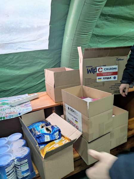 У Луцьку волонтери розвезли продукти по пунктах обігріву (фото, відео)