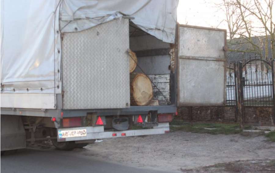 На Волині зупинили вантажівку, яка везла крадену деревину (фото)