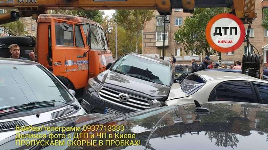Масштабна аварія в Києві: автокран «зім'яв» 18 автомобілів (фото, відео)