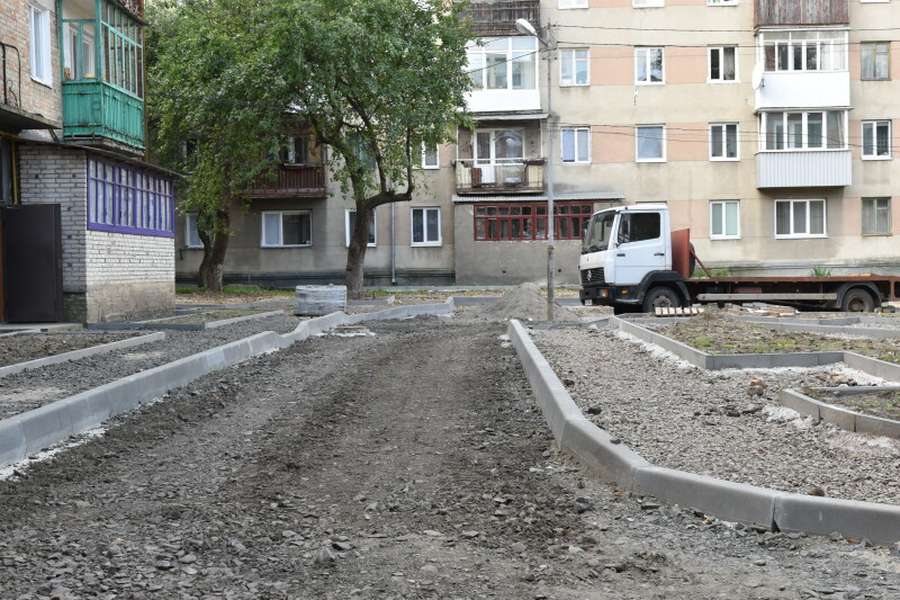 Як у Луцьку ремонтують двори (фото)
