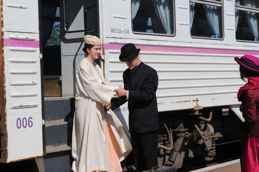 Потяг «Ківерці-Коломия» зустріли театралізованим дійством (фото)