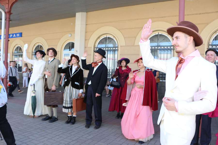 Потяг «Ківерці-Коломия» зустріли театралізованим дійством (фото)