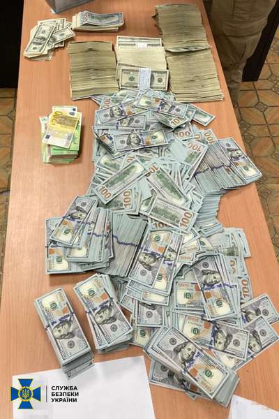 Допомагав ухилянтам: в ексочільника ВЛК Чернігівщини знайшли майже мільйон доларів (фото)