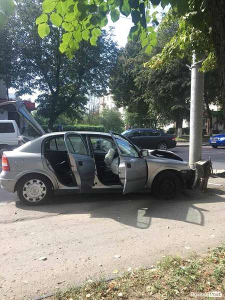 У Луцьку – аварія: Opel влетів у Renault і врізався у стовп (фото, відео) 