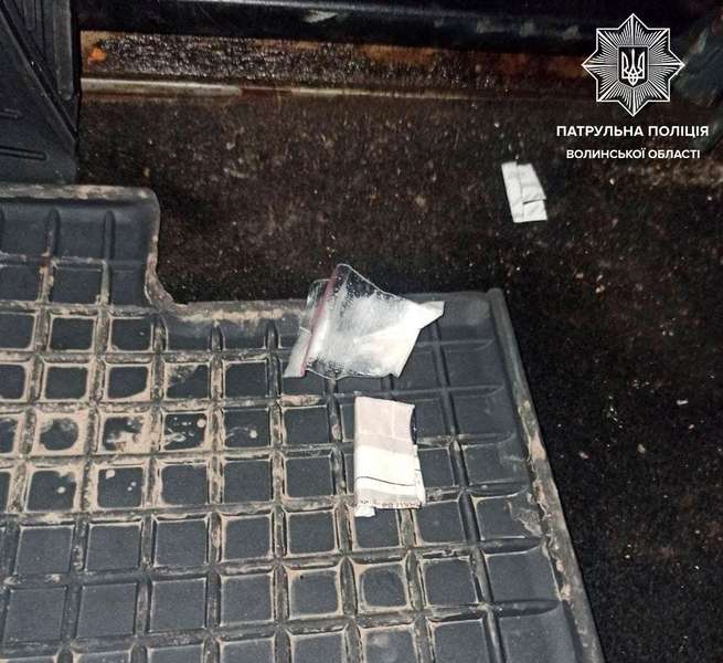 У Луцьку пасажир авто намагався з'їсти пакунки з наркотиками на очах патрульних (фото, відео)