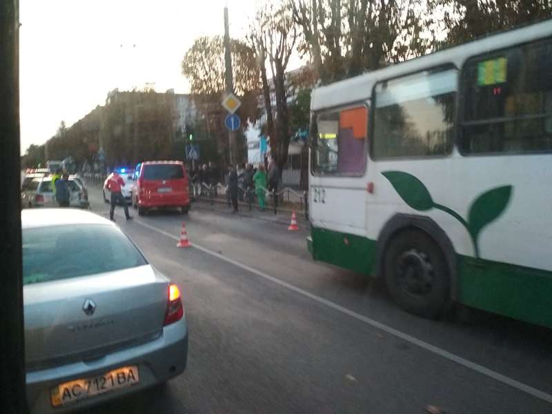 У Луцьку – ДТП: зіткнулися три автомобілі, утворився затор (фото, оновлено)