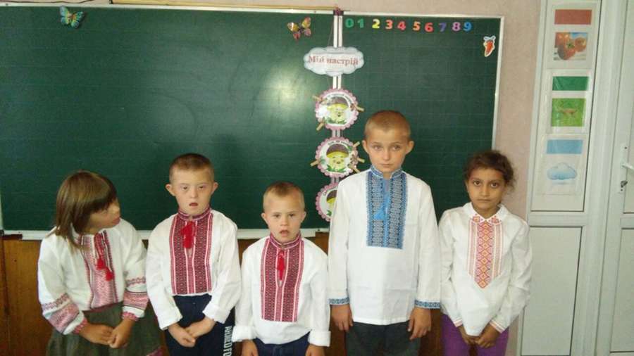 Волинські СБУшники подарували школярам вишиванки (фото)